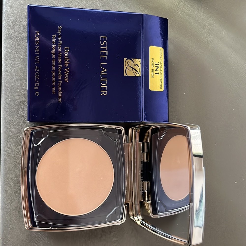 Estes Lauder Double Wear Stay-in-Place Matte Powder Foundation - 3N1